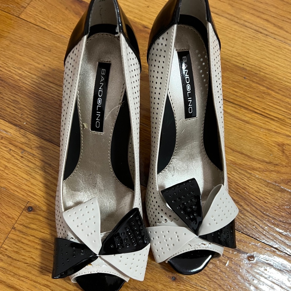 Bandolino Black and Cream Patent Heel